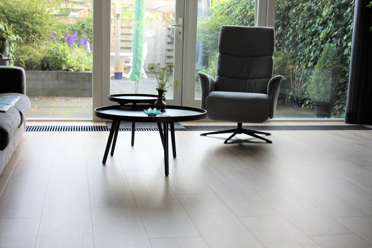 2de voorbeeld van een woonkamer met een nieuw gelegde vloer