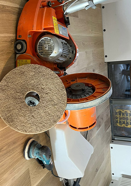 Schuur machine om de vloer te schuren